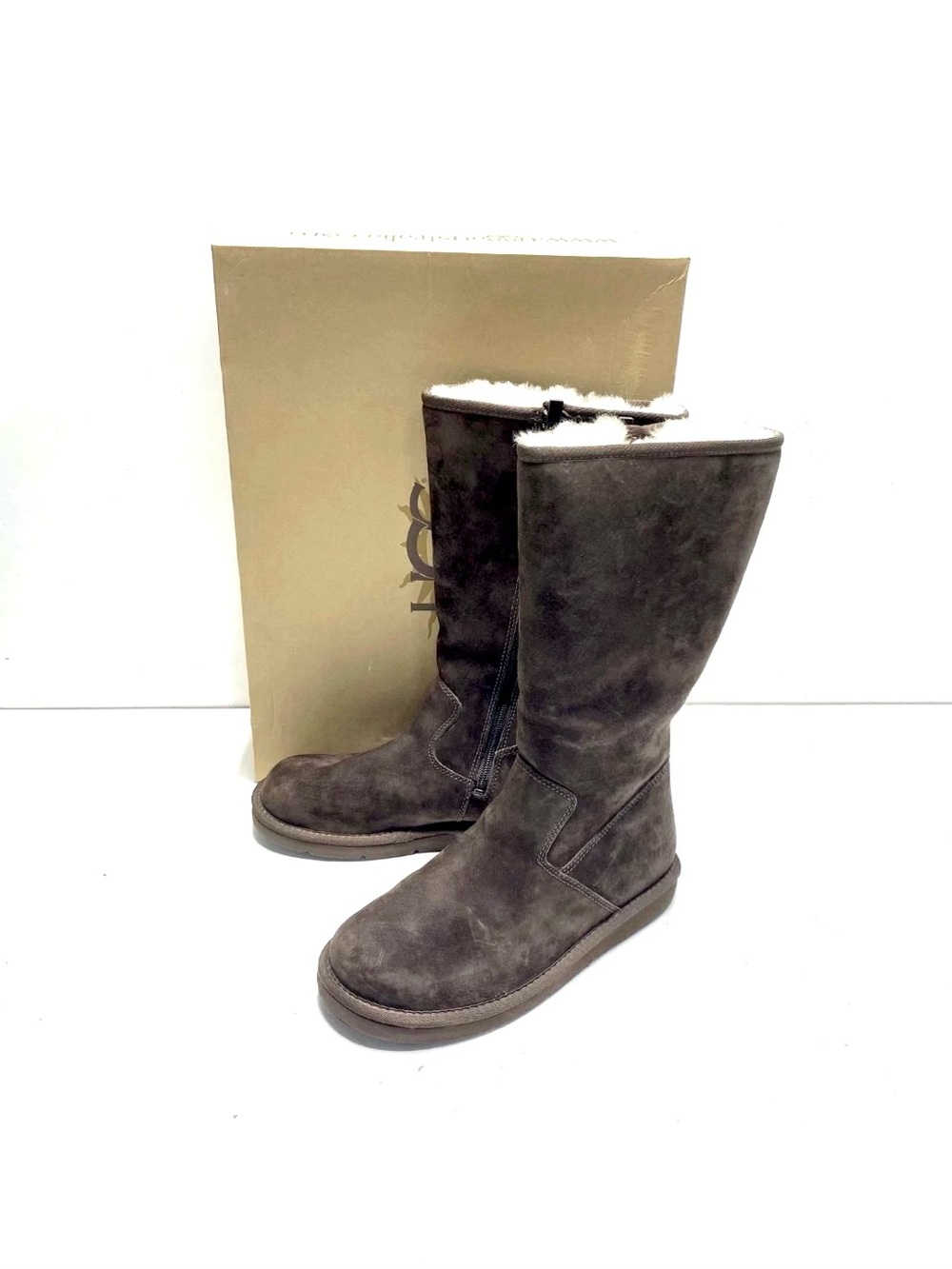 UGG “Sundance II” Chocolate Brown Suede Sheepskin Boots
Size 8 *NIB